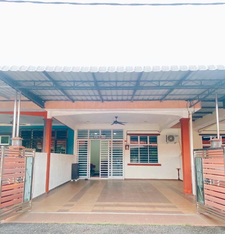 Rawyna Homestay Segamat Exteriör bild